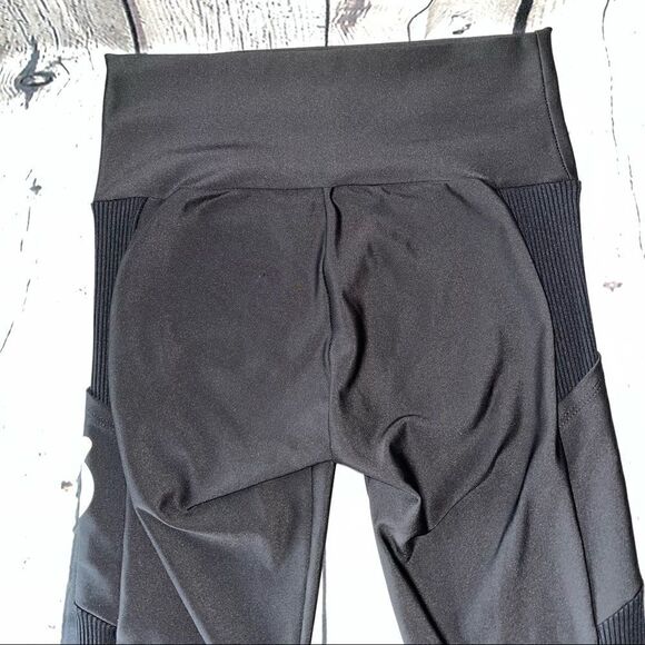 Peloton High Waisted Ribbed Pocket Leggings In Black - Picture 9 of 10